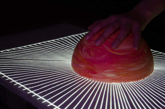 Gravitation of saturn on tangible table