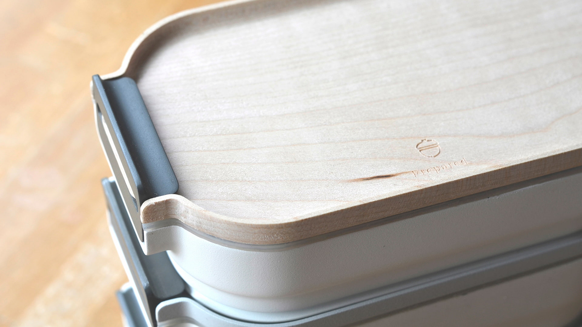 Wooden lid lunchbox